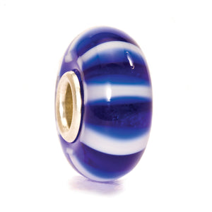 Trollbeads Blaue Streifen | Blue Stripe Bead | Retired | Artikelnummer: TGLBE-10054 | Gewicht: 1,95 g | Hauptwerkstoff: Glas | Designer: Lise Aagaard