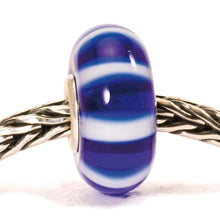 Trollbeads Blaue Streifen | Blue Stripe Bead | Retired | Artikelnummer: TGLBE-10054 | Gewicht: 1,95 g | Hauptwerkstoff: Glas | Designer: Lise Aagaard