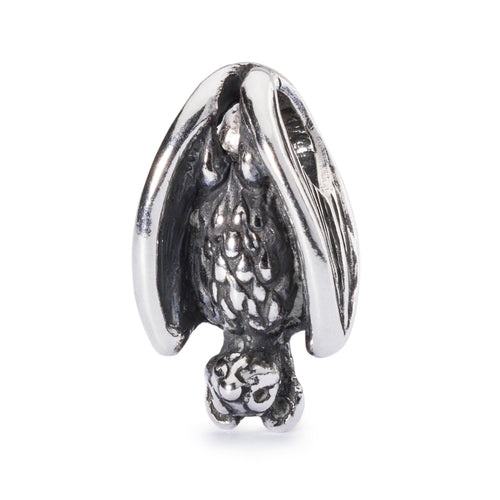 Trollbeads Schlafende Fledermaus | Sleeping Bat Bead | Artikelnummer: TAGBE-30058 | Hauptwerkstoff: Silber | Designer: Jenke Gorter