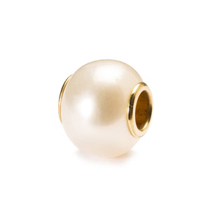 Trollbeads Weiße Perle mit Gold | White Pearl Bead with Gold Core | Artikelnummer: TAGBE-00086 | Hauptwerkstoff: Gold | Designer: Lise Aagaard
