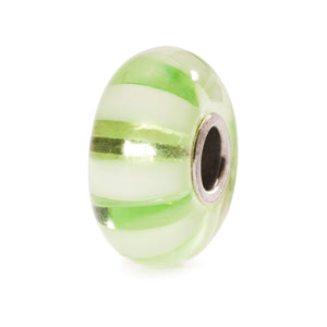 Trollbeads Hellgrüne Streifen | Light Green Stripe Bead | Retired | Artikelnummer: TGLBE-10246 | Hauptwerkstoff: Glas | Designer: Lise Aagaard